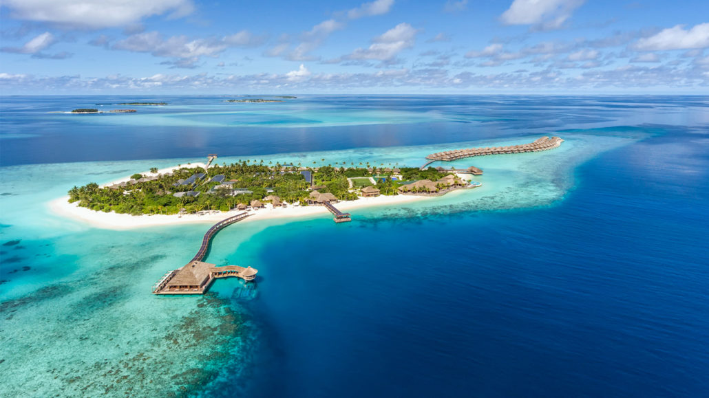 Hurawalhi Island Resort Maldives 4D3N ไม่รวมตั๋วเครื่องบิน ราคาเริ่มต้น 51,300 บาท เหมาะสำหรับคู่รักชอบความสงบส่วนตัว